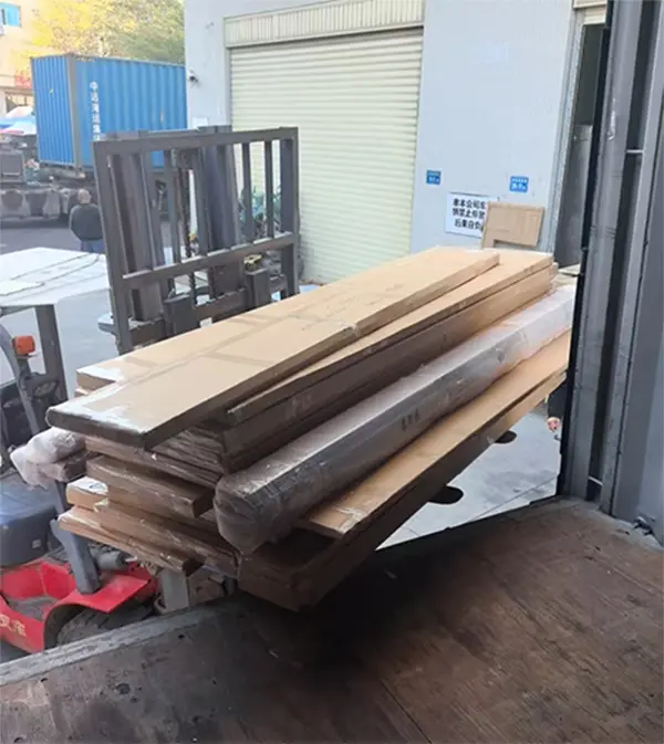 의류 선반이 두바이에 성공적으로 배송되었습니다.